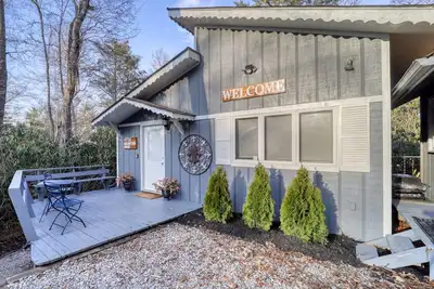 Image de Mountain house sleeps 4 w/ deck & firepit, 5mi to Grandfather Mtn, pet friendly!