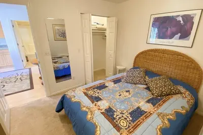 Image de 2-Br Home with views, large deck, kitchen, living room, free laundry