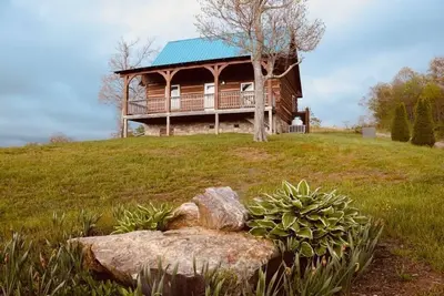 Image de Blue Willow Cabin, high up on the hill with180 degree views.