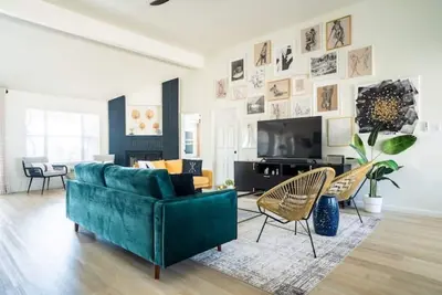 Image de Hillside Artsy Retreat Game Room King Beds