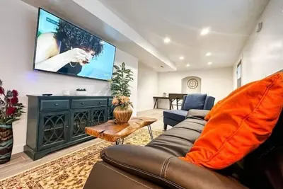 Image de Newly Renovated & Spacious Private Suite with Shaded Yard
