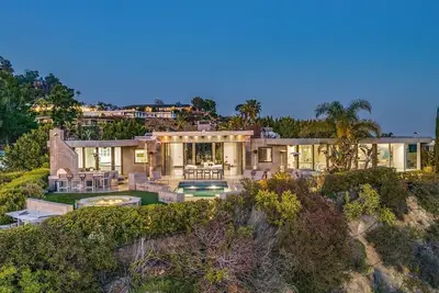 Image de Modern Villa with Spectacular City & Ocean Views in Trousdale Estates