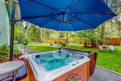 Image de Inviting riverfront home with hot tub, firepit, W\/D, & dog-friendly