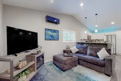 Image de Inviting riverfront home with full kitchen, firepit, W\/D, & dog-friendly