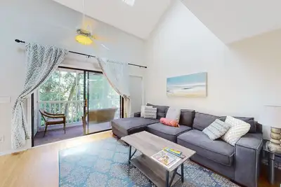 Image de Loft condo near beach & golf with covered porch, tennis, balcony, & grill