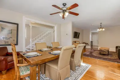 Image de Large, Comfortable, Multi-generational Home