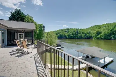 Image de Waterfront Smith Mountain Lake Home w\/ Boat Dock!