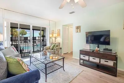 Image de 1 Bed/1Bath, Pool View Condo, Walk to #1 Siesta Beach.