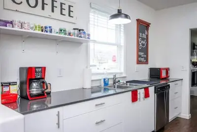 Image de Quinn's Cottage, Downtown! Cozy Downtown Home! Sleeps 6, Local Golfing 50% Off!