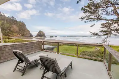 Image de Beachfront, Pet-Friendly, 3 bed, 2 bath, multiple decks, fireplace, big yard, ping pong table.