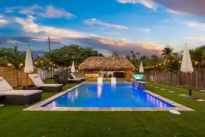 Image de Heated Pool ~ Sauna ~ Hot Tub ~ Tiki Hut ~ Golf ~ 5 min from Beach and Downtown