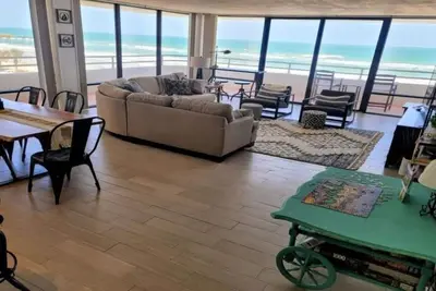 Image de Trevor's beach house: 2 Month Minimum