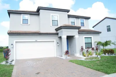Image de 194kb: Modern 6 Bedroom Pool Home Near Legoland