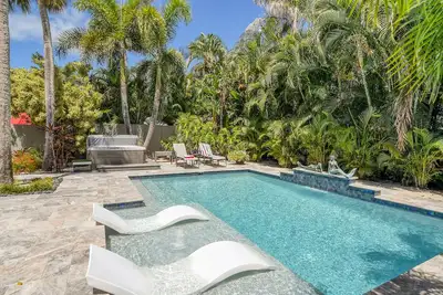 Image de Mermaids Oasis | Private Pool, Hot Tub, & 5 Minute Walk to St. Armands Circle & Lido Key Beach!