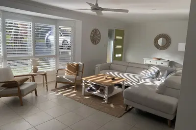 Image de Beachy family home with just a walk to the beach or a 5 minute drive into Noosa.