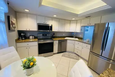 Image de Beautiful Waterfront Condo with Boat Slip