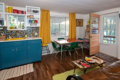 Image de Retro Cabin on Table Rock Lake