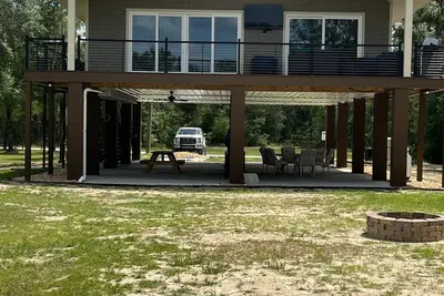 Image de New riverfront home across from Rock Bluff Springs on the Suwannee river