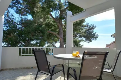 Appartement de deux chambres prés de la plage Ivan Dolac, Hvar (A-21269-d)