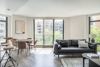 Image de Airy Virginia Square 2br w/ Gym, W/D & Pool, nr Nightlife, by Blueground