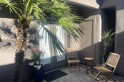 Image de Modern charming studio apartment in Willow Historic District close to downtown.