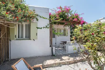 Image de Maison de vacances 'Green Retreats 1 Paros' avec vue sur les montagnes, Wi-Fi et climatisation