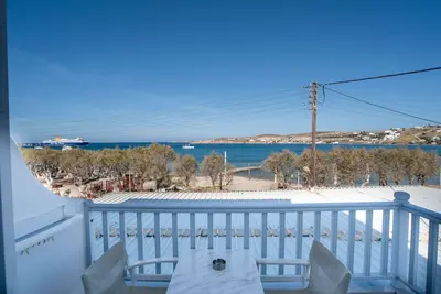Image de Appartement dans un hôtel \"Livadia Apt A Paros\" avec vue sur la mer, Wi-Fi et climatisation