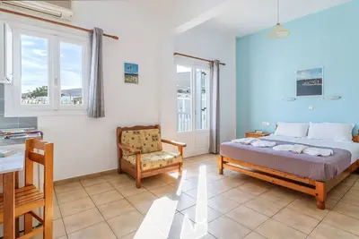 Image de Appartement dans un hôtel \"Livadia Studio A Paros\" avec vue sur mer, Wi-Fi et climatisation