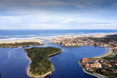 Villa de plain pied en résidence privée avec piscine à 5 mn de l’ocean et du lac