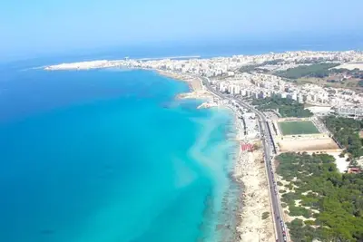 Image de 150 meters beaches and nightlife