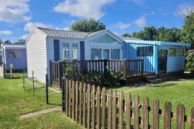 Image de Mobil Home Dans Camping Calme Ă 50m de la mer