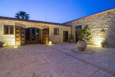 Image de Villa à Cammaratini avec 7 chambres à coucher, 13 couchages