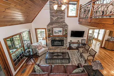 Image de A Modern-lux- Mtn. Cabin- Peaceful-Games-Hot Tub-Pool Table-Media Room