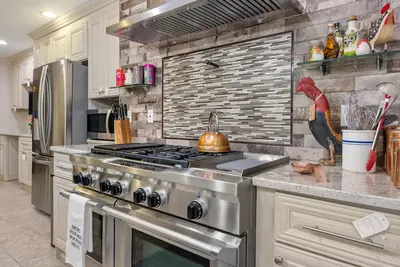 Image de Gourmet Getaway: Cozy Home with Chef's Kitchen