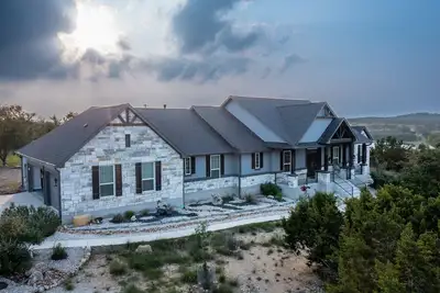 Image de Unrivaled Luxury: Tranquil 3-Suite Couples Retreat by Canyon Lake