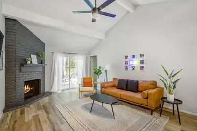 Image de Music inspired Modern stay in The Woodlands.