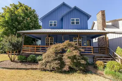 Image de Beautiful, Bright Home Steps From Little Red River