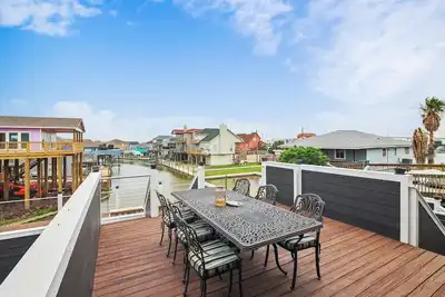 Blue Fin | Canal Views + Pet-Friendly