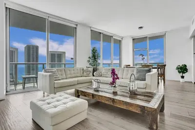 Image de Lower Penthouse 3bd/3ba- Beach, Gym & Pool