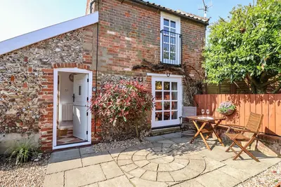 Admiral Cottage, pet friendly, with a garden in Snape, Suffolk