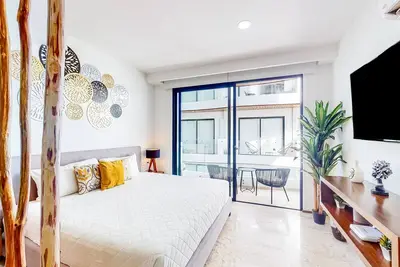 Image de 2nd-floor downtown apt with rooftop pool, balcony, kitchenette, partial Ac, WiFi