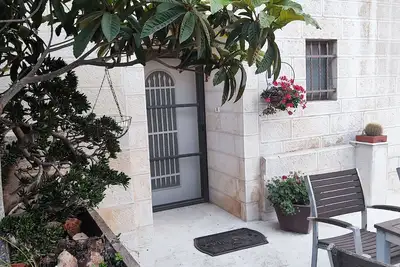 Image de East Jerusalem, bright private 1 bedrm flat with lovely garden space & parking!