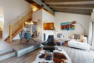 Image de Inviting condo with skiing, pool, fireplace, mountain view, & W/D