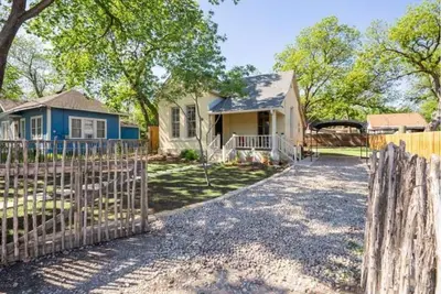 Image de Cozy historic bungalow near the city's best downtown attractions