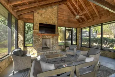 Image de Swimming Bear Lodge | Book 2 Nights Get 3rd Free!