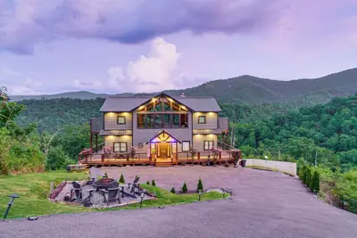 Image de Luxury Sevierville Cabin w/ Private Hot Tub!