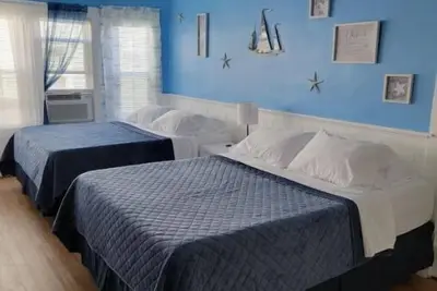 Image de Suite with Kitchen steps from Beach