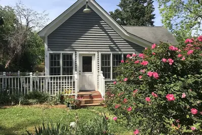 Image de 1898 Mill House in Historic District: Lunarose Cottage and Artist Retreat