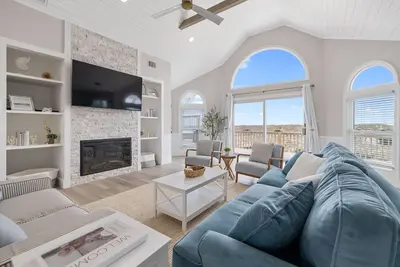 Image de Elegant Updated Oceanfront Home w/ Pool & Hot Tub - Fast Wifi & Dog Friendly!
