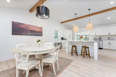 Image de New Character, Charm, & Comfort within 3 miles to Wb